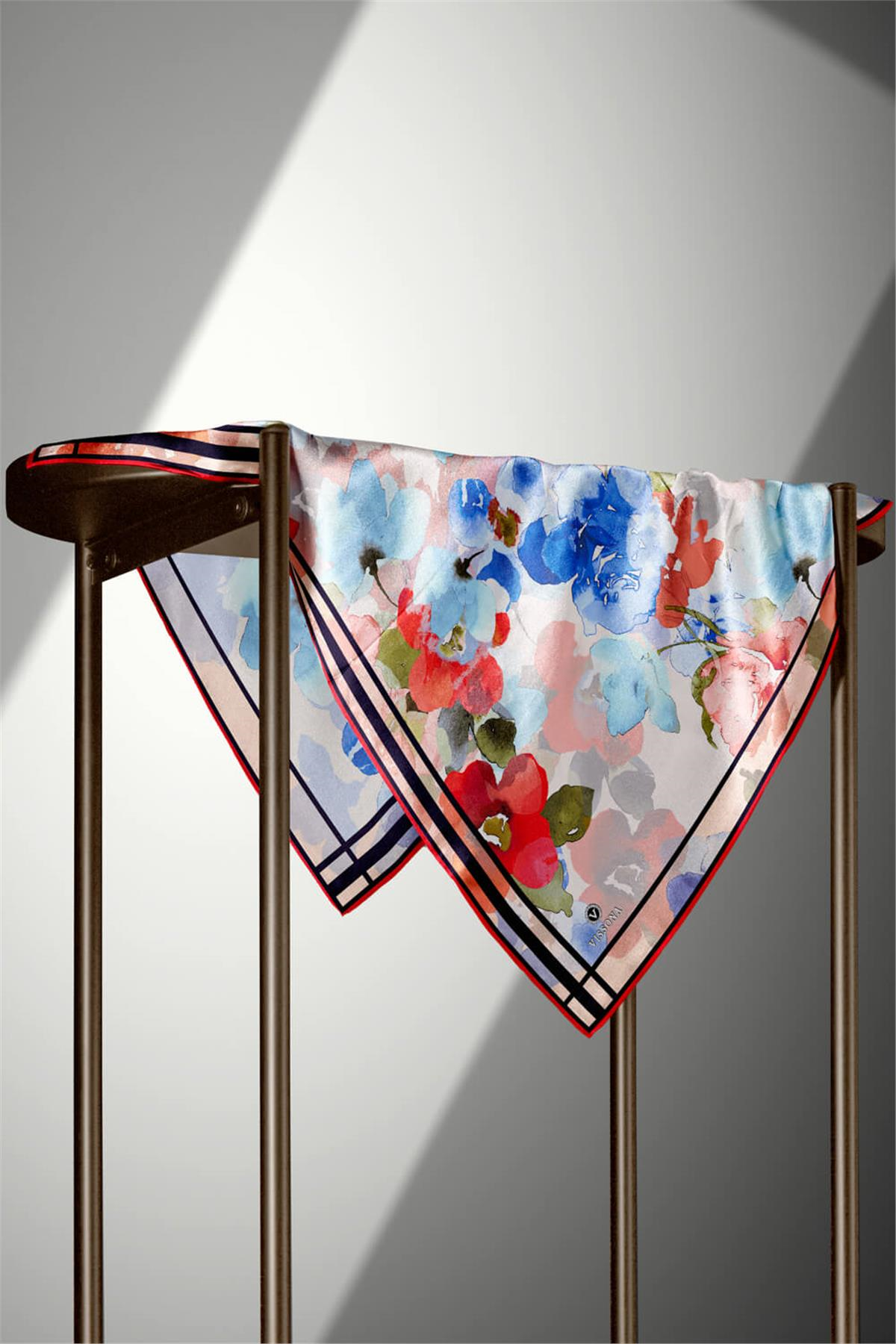 % 57 İPEK % 43 VİSKON Twill İpek Sulu Boyalı Çiçek Desenli Kırmızı - Bebe Mavisi Renkli 90x90 Eşarp Dikim Şekli : El Dikişi