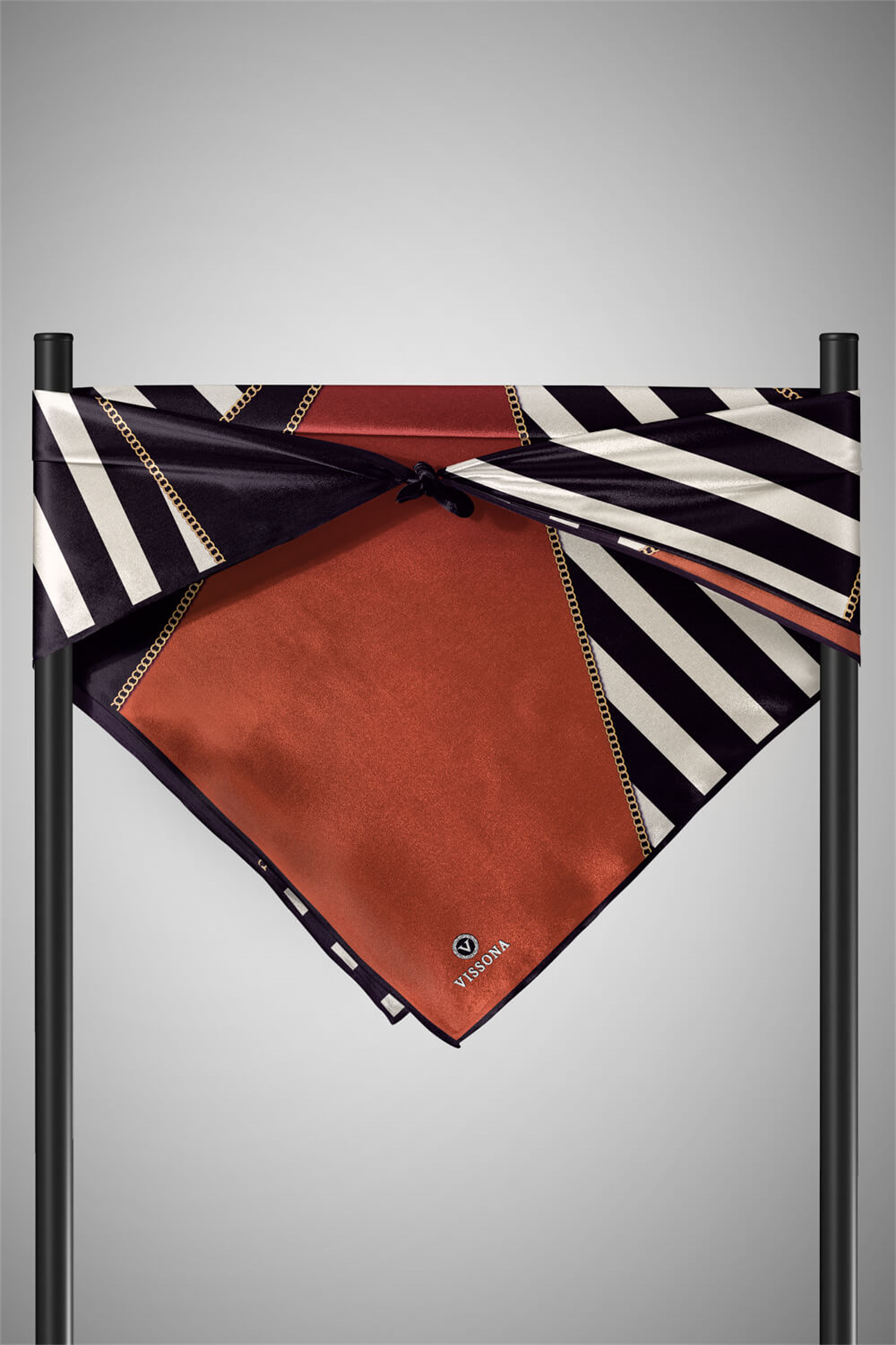 %100 Twill İpek Zincirli Çizgi Desenli Taba - Siyah Renkli 90x90 Eşarp Dikim Şekli : El Dikişi