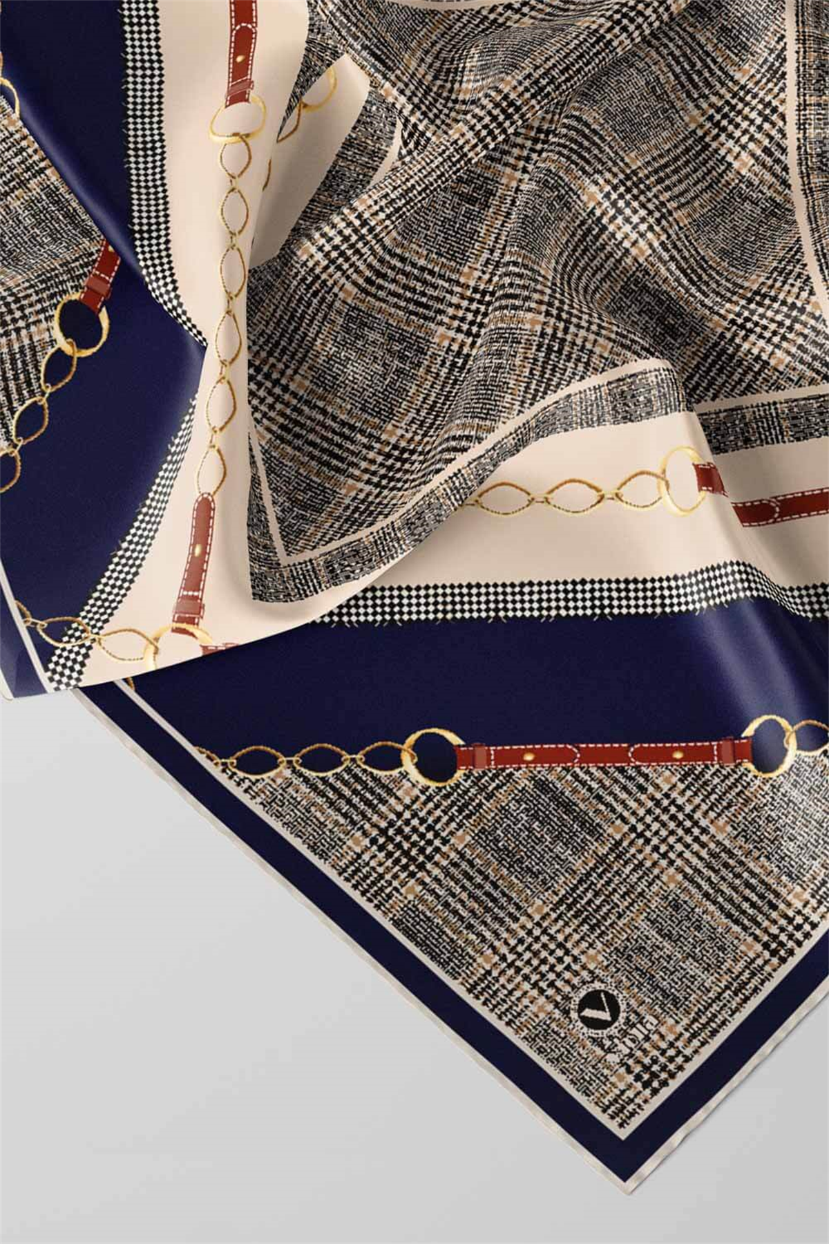 Twill Kemer ve Zincir Detaylı Ekose Desenli Lacivert Renkli 90x90 Eşarp (İpek İçermez) Kenar Dikiş Şekli El Dikişli