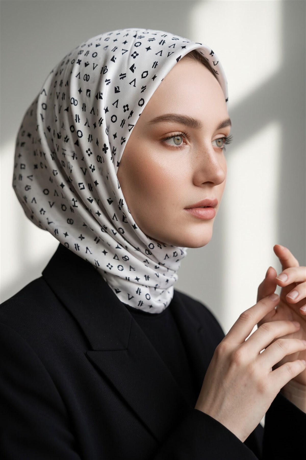 %100 Twill İpek Çıtır Motif Desenli Krem - Siyah Renkli 90x90 Eşarp Dikim Şekli : El Dikişi