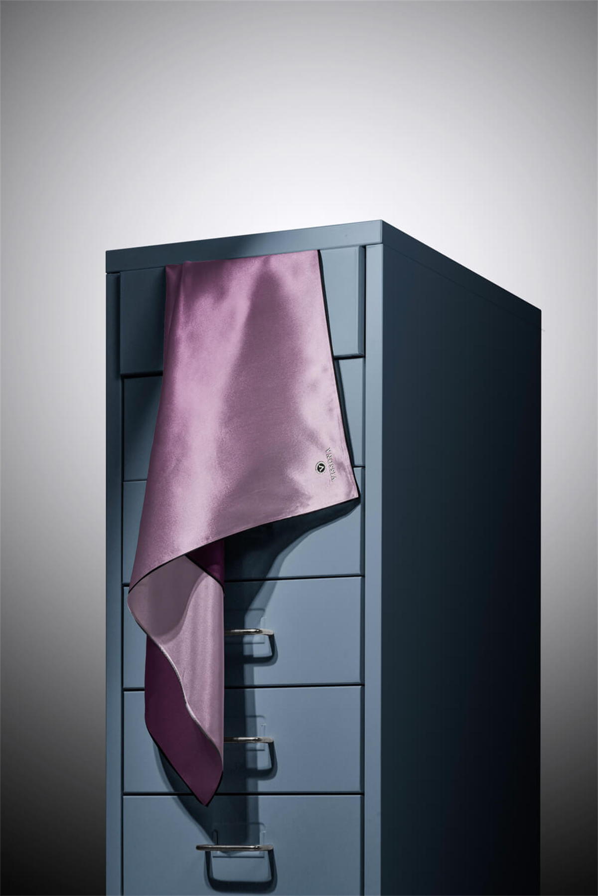 % 57 İPEK % 43 VİSKON Twill İpek Degrade Desenli Gül Kurusu Renkli 90x90 Eşarp Dikim Şekli : El Dikişi