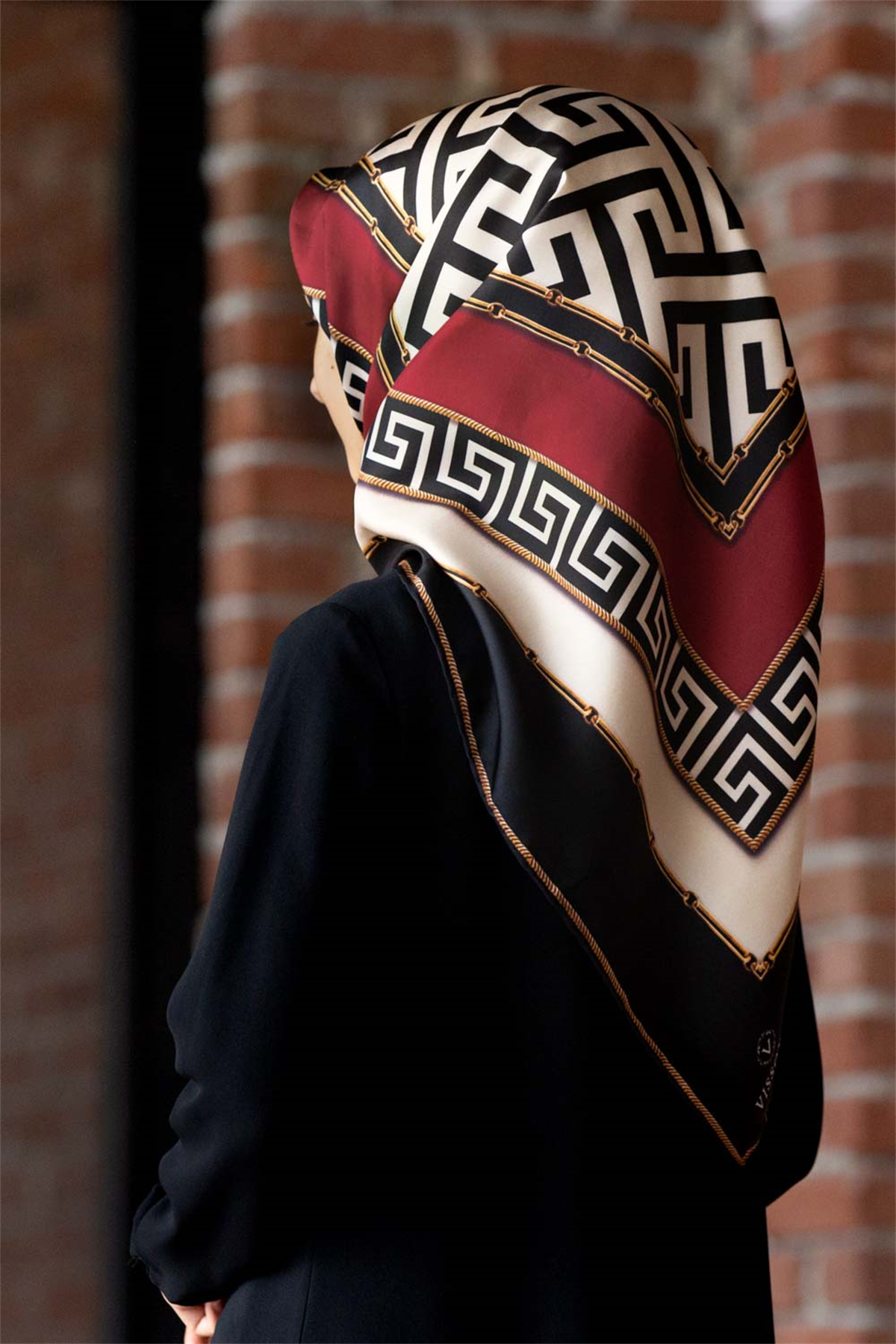 % 57 İPEK % 43 VİSKON Twill İpek Labirent Ve Geometrik Desenli Siyah - Bordo Renkli 90x90 Eşarp Dikim Şekli : El Dikişi