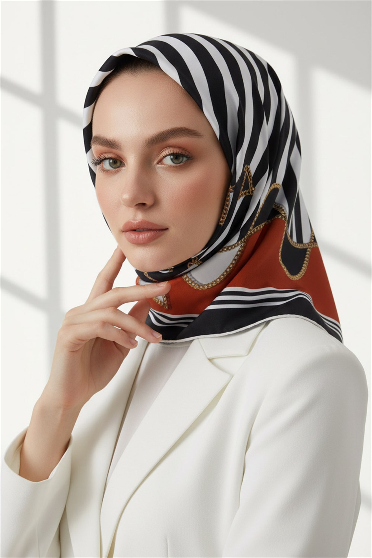 Kristal Geometrik Desenli Taba - Siyah Renkli 90x90 Eşarp (İpek İçermez) Kenar Dikiş Şekli El Dikişli