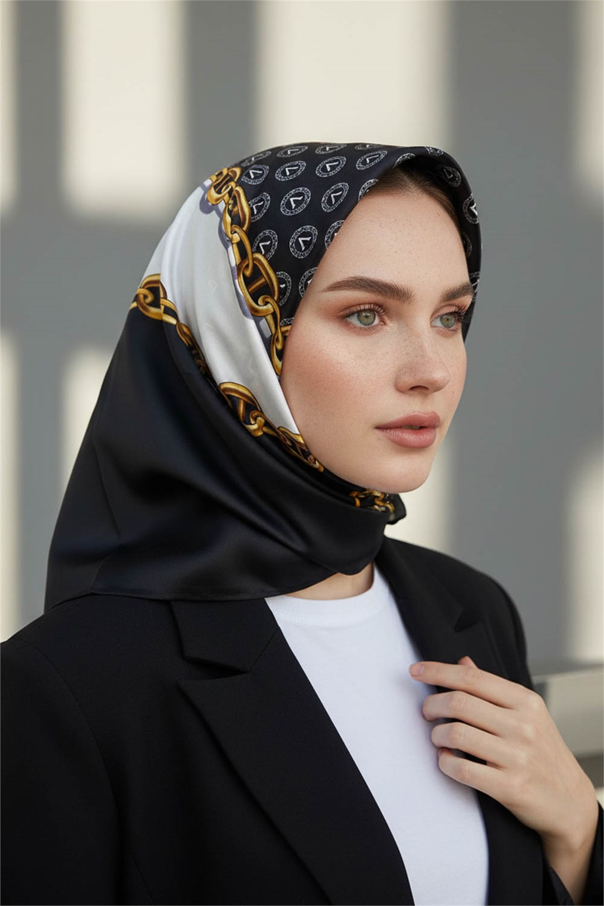 %100 Twill İpek Monogram Ve Zincir Desenli Siyah - Beyaz Renkli 90x90 Eşarp Dikim Şekli : El Dikişi