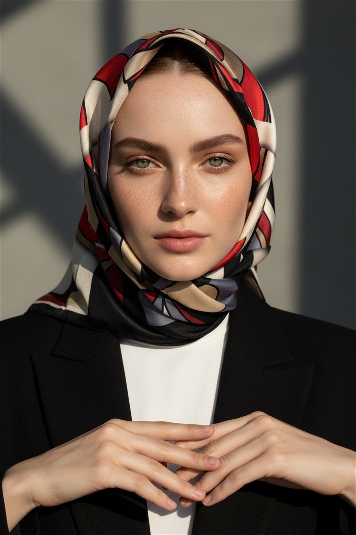 100% Twill İpek Geometrik Desenli Bej - Kırmızı Renkli 90x90 Dikim Şekli : El Dikişi Eşarp