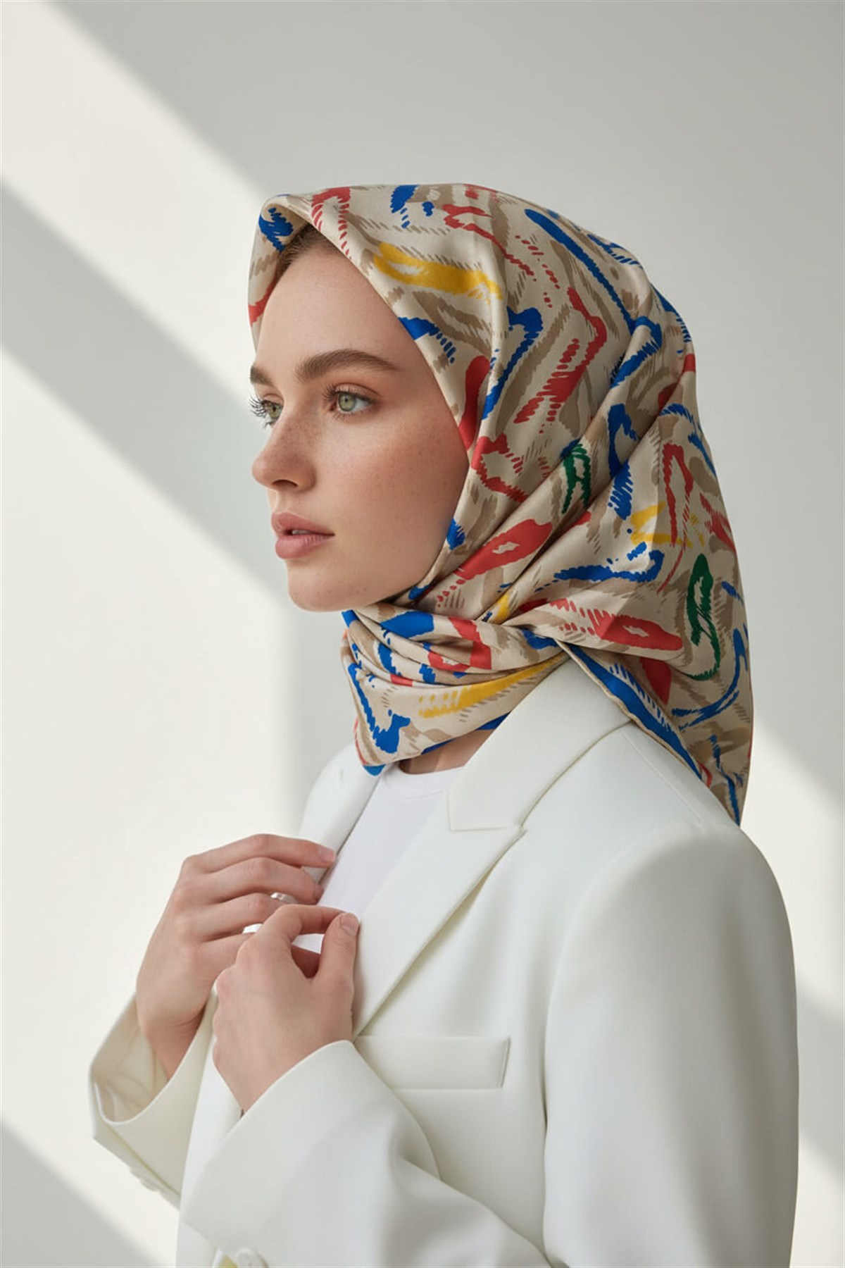%100 Twill İpek Geometrik Desenli Nar Çiçeği - İndigo Renkli 90x90 Eşarp Dikim Şekli : El Dikişi