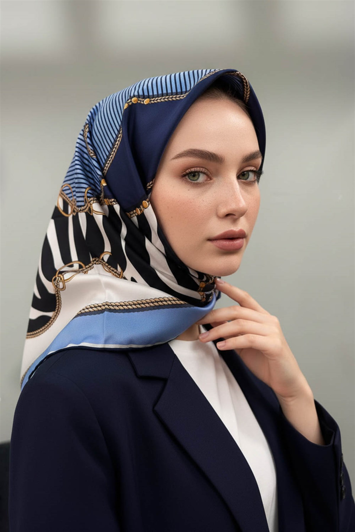 %100 Twill İpek Zincirli Ve Zebra Desenli İndigo - Lacivert Renkli 90x90 Eşarp Dikim Şekli : El Dikişi