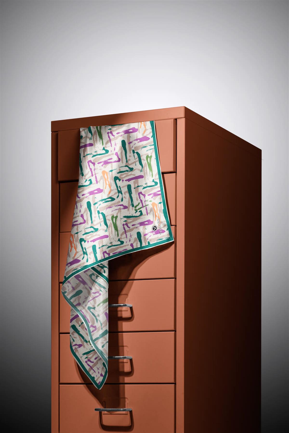 %100 Twill İpek Geometrik Desenli Petrol Yeşili - Mürdüm Renkli 90x90 Eşarp Dikim Şekli : El Dikişi