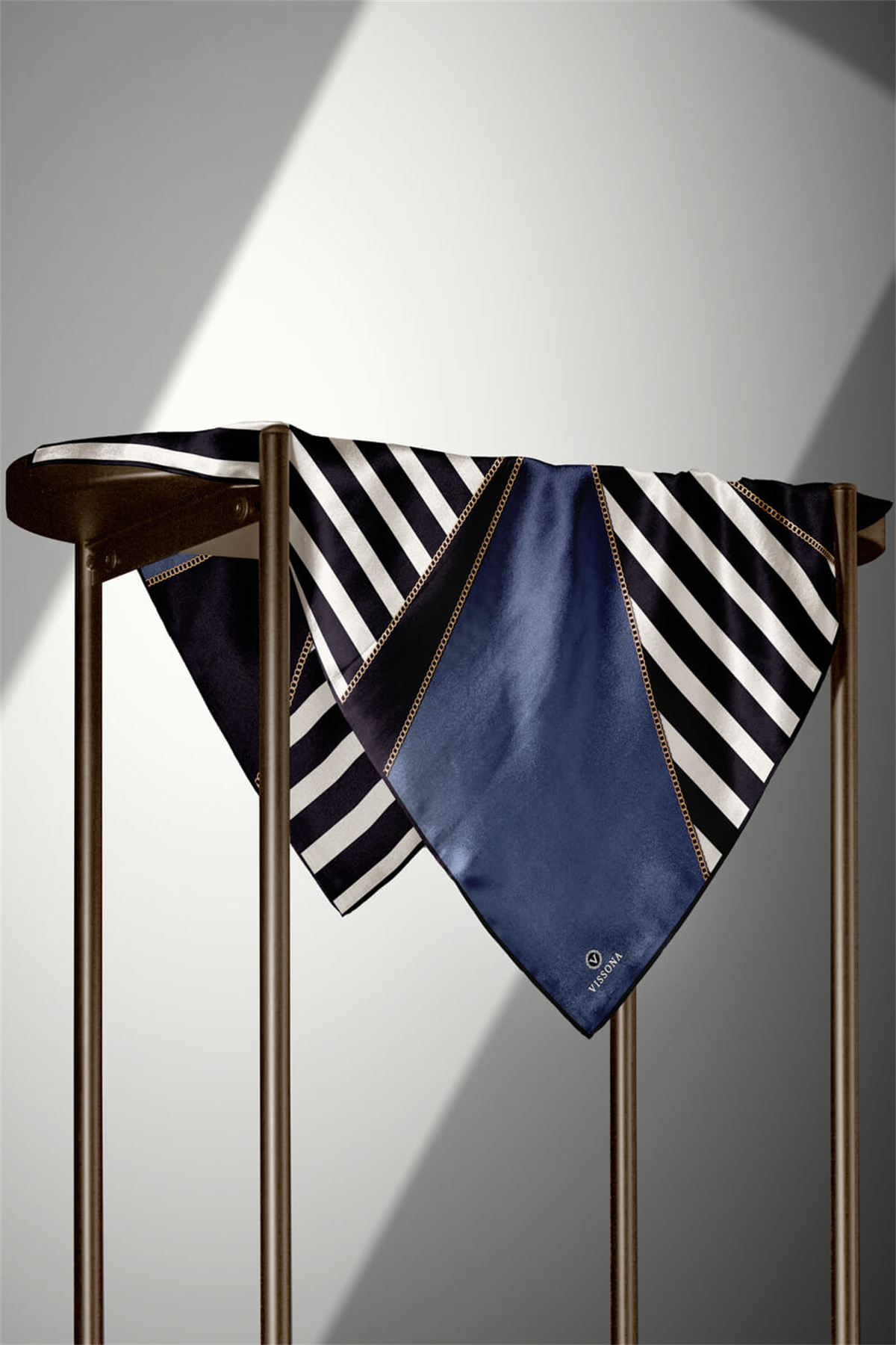 %100 Twill İpek Zincirli Çizgi Desenli Siyah - İndigo Renkli 90x90 Eşarp Dikim Şekli : El Dikişi