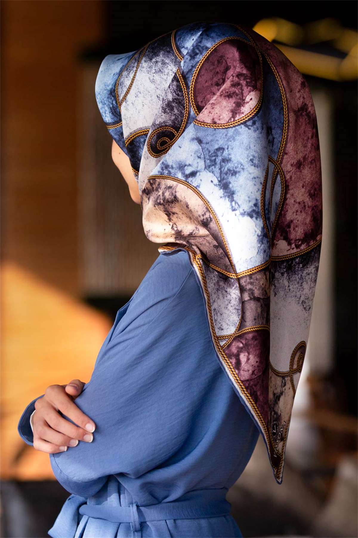 % 57 İPEK % 43 VİSKON Twill İpek Zincirli Mermer Desenli Bebe Mavisi - Pudra Renkli 90x90 Eşarp Dikim Şekli : El Dikişi