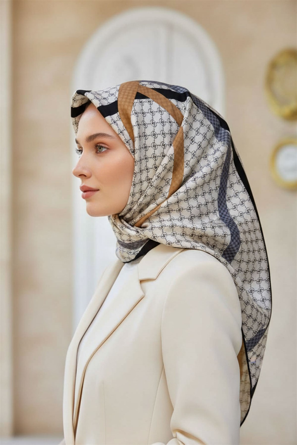 %100 Twill İpek Monogram Ve Şerit Desenli Gri - Siyah Renkli 90x90 Eşarp Dikim Şekli : El Dikişi