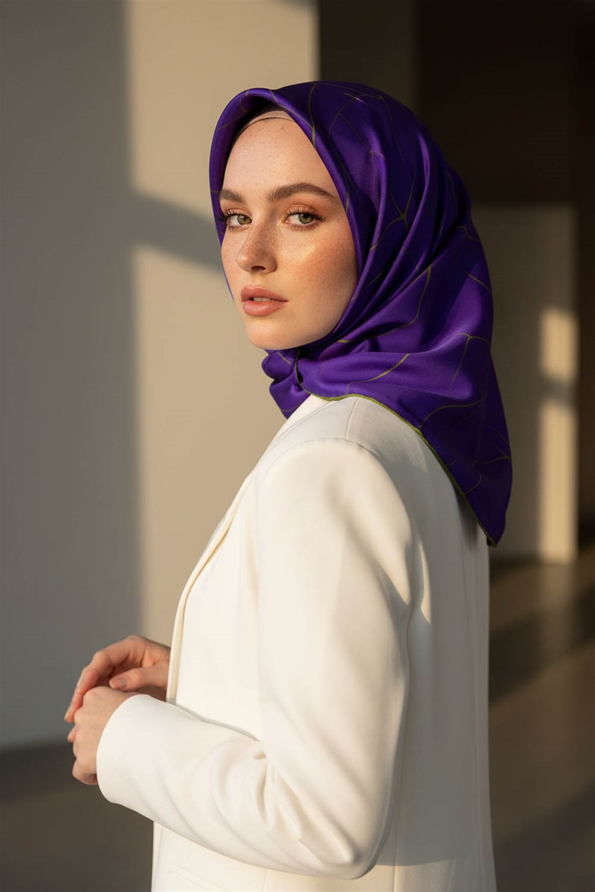 %100 Twill İpek Çizgi Desenli Mor - Haki Renkli 90x90 Eşarp Dikim Şekli : El Dikişi