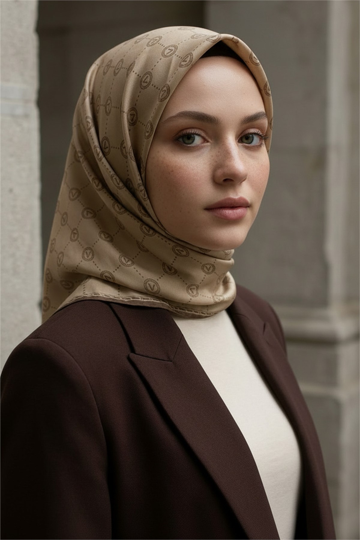%100 Saf İpek Twill Eşarp 90x90 Bej Monogram Desenli El Dikişli