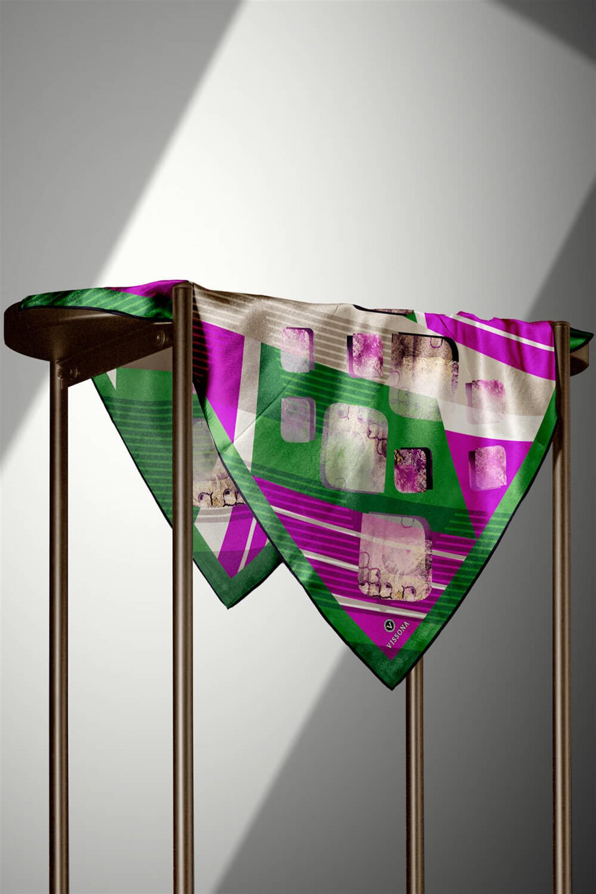 %100 Twill İpek Geometrik Desenli Zümrüt Yeşili - Fuşya Renkli 90x90 Eşarp Dikim Şekli : El Dikişi