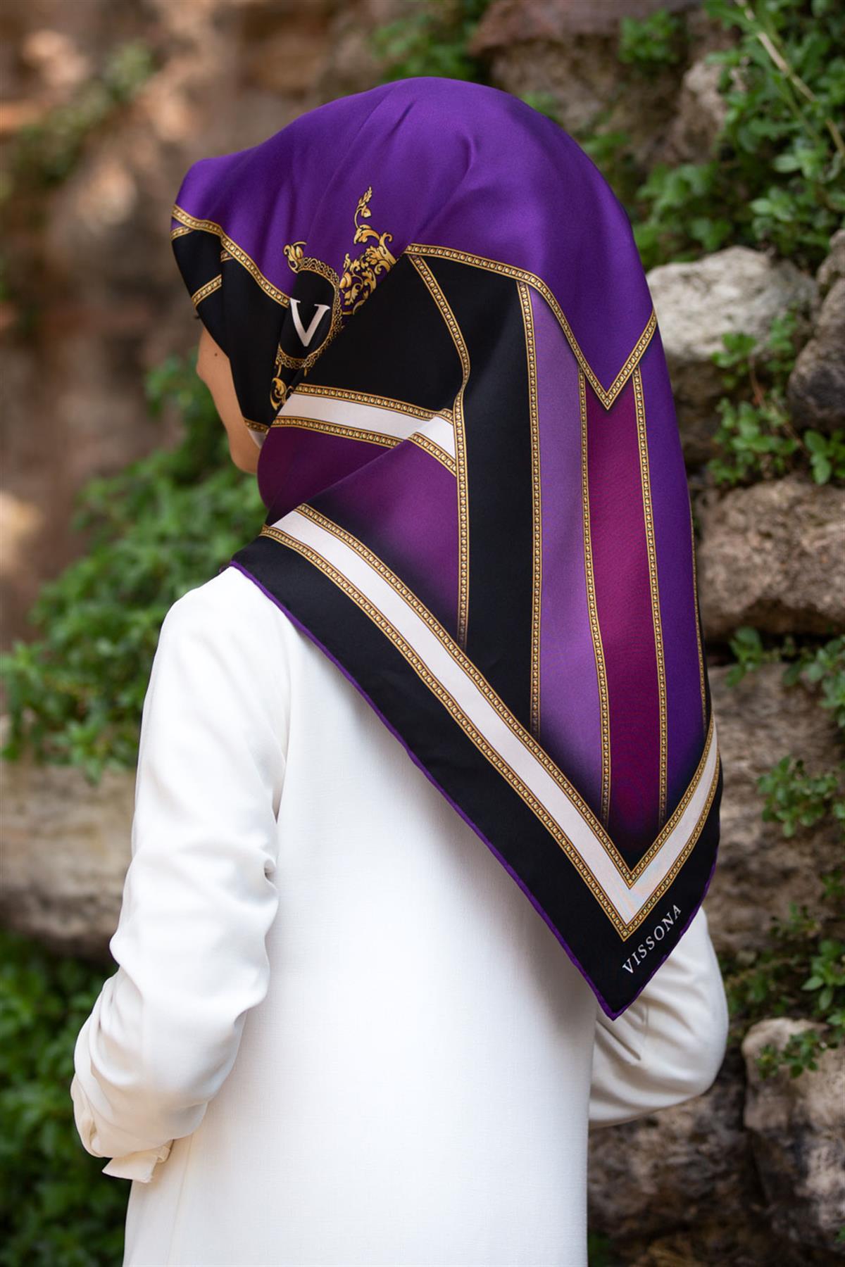 %100 Twill İpek Baroklu Ve Geometrik Desenli Mürdüm - Mor Renkli 90x90 Eşarp Dikim Şekli : El Dikişi