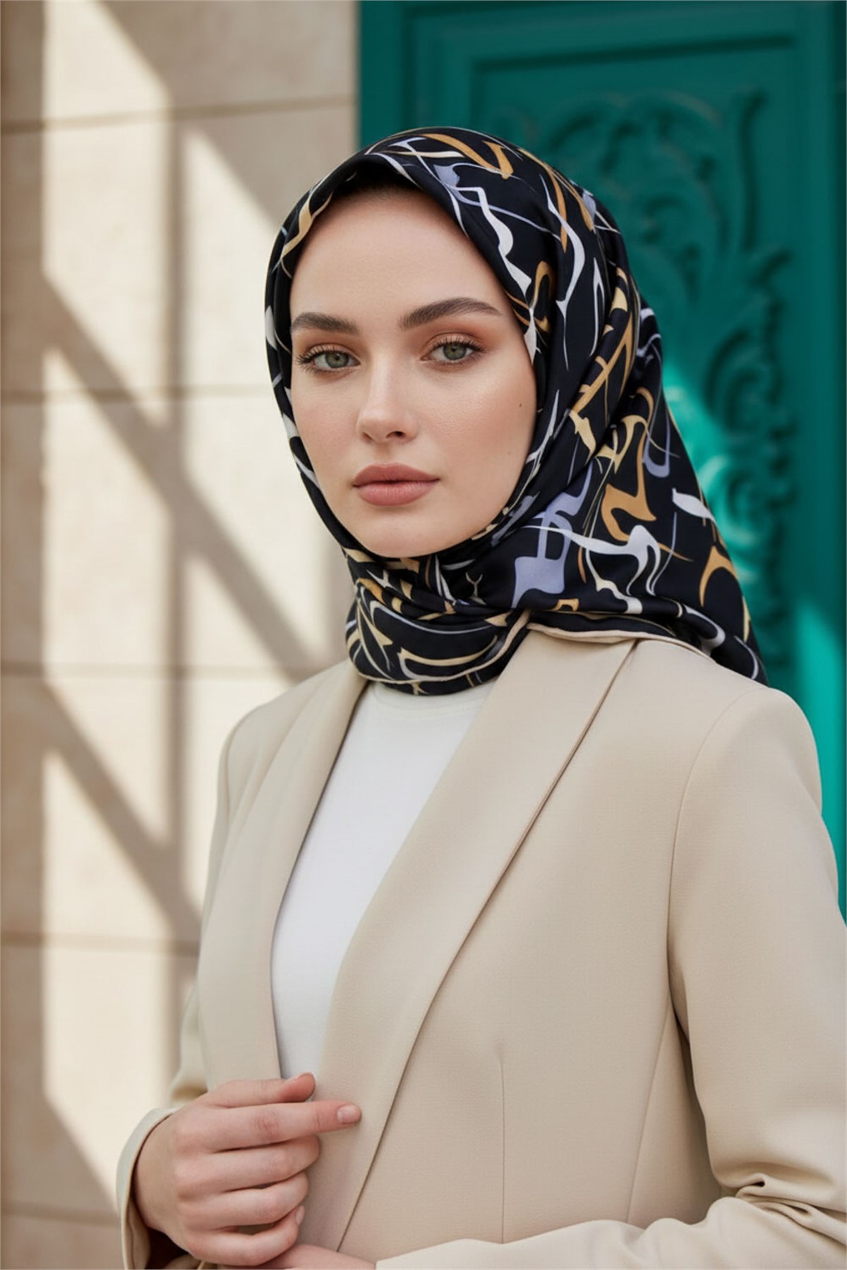 %100 Twill İpek Soyut Geometrik Desenli Gold - Gri Renkli 90x90 Eşarp Dikim Şekli : El Dikişi