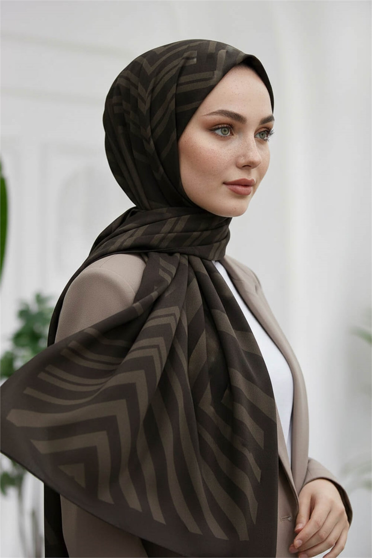KREP ZİGZAG DESENLİ KAHVERENGİ RENKLİ 75X195 KIRIŞMAZ ŞAL