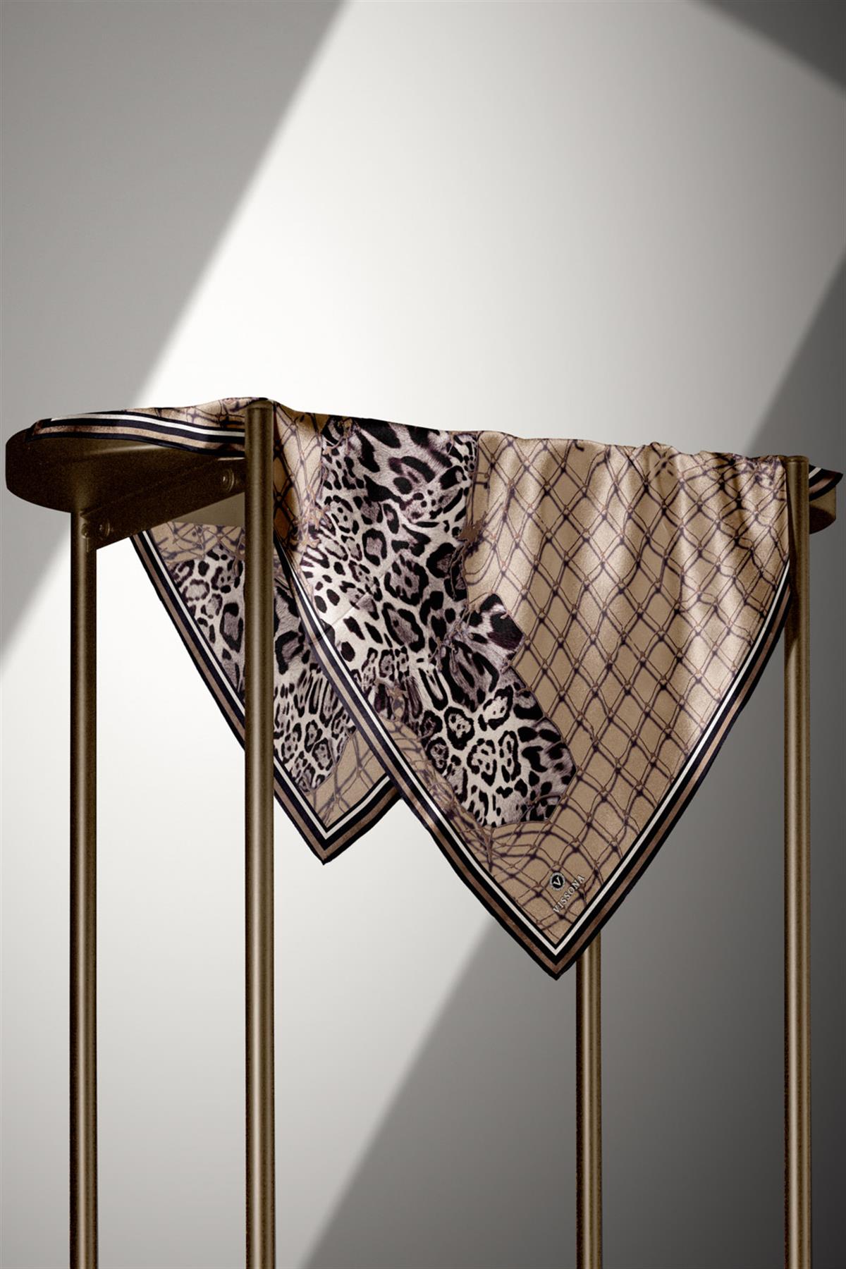 %100 Twill İpek Leopar Desenli Bej Renkli 90x90 Eşarp Dikim Şekli : El Dikişi