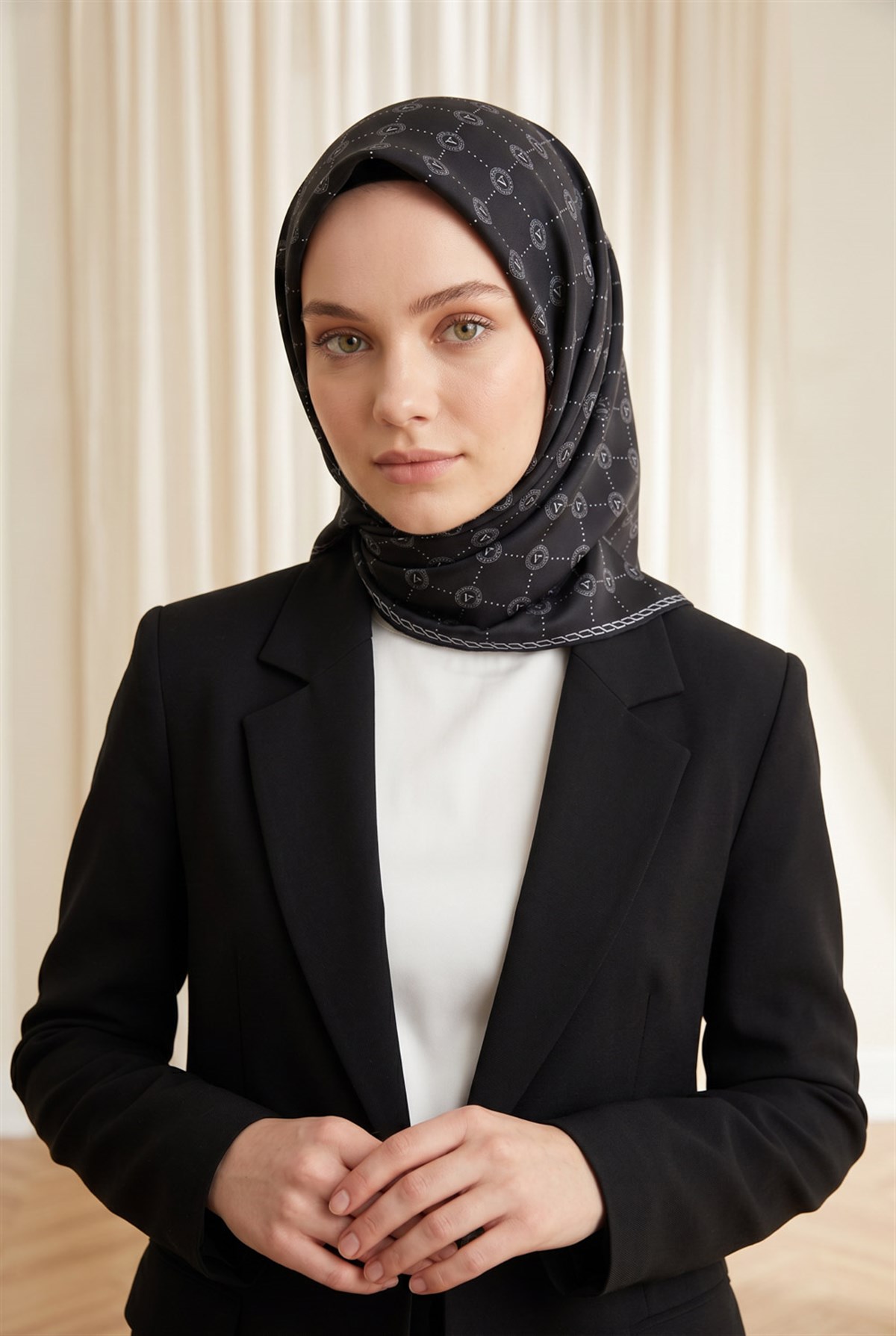 %100 Twill İpek Monogram Desenli Siyah - Gri Renkli 90x90 Eşarp Dikim Şekli : El Dikişi