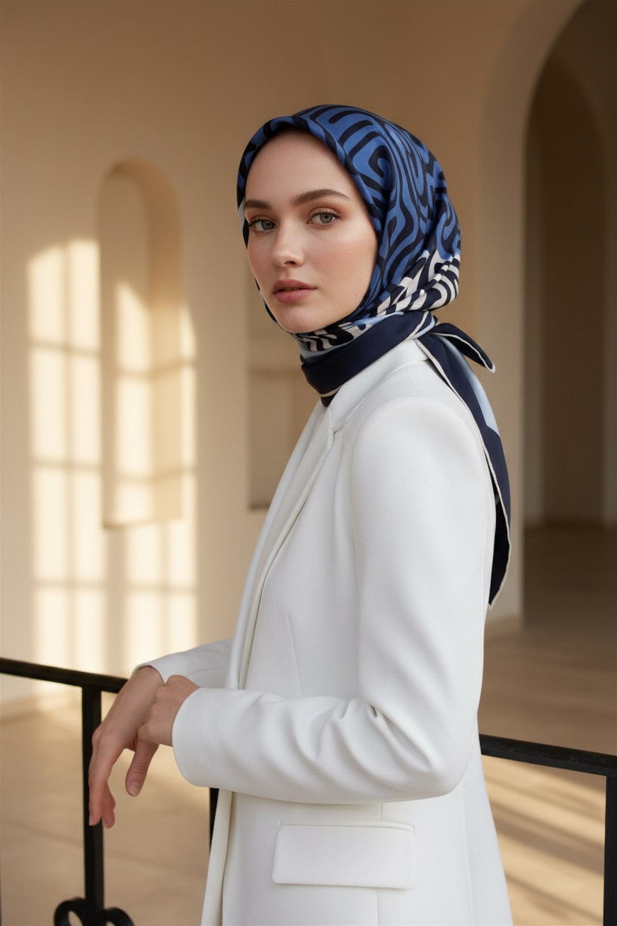 100% Twill İpek Bordürlü Dalga Desenli İndigo - Lacivert Renkli 90x90 Dikim Şekli : El Dikişi Eşarp