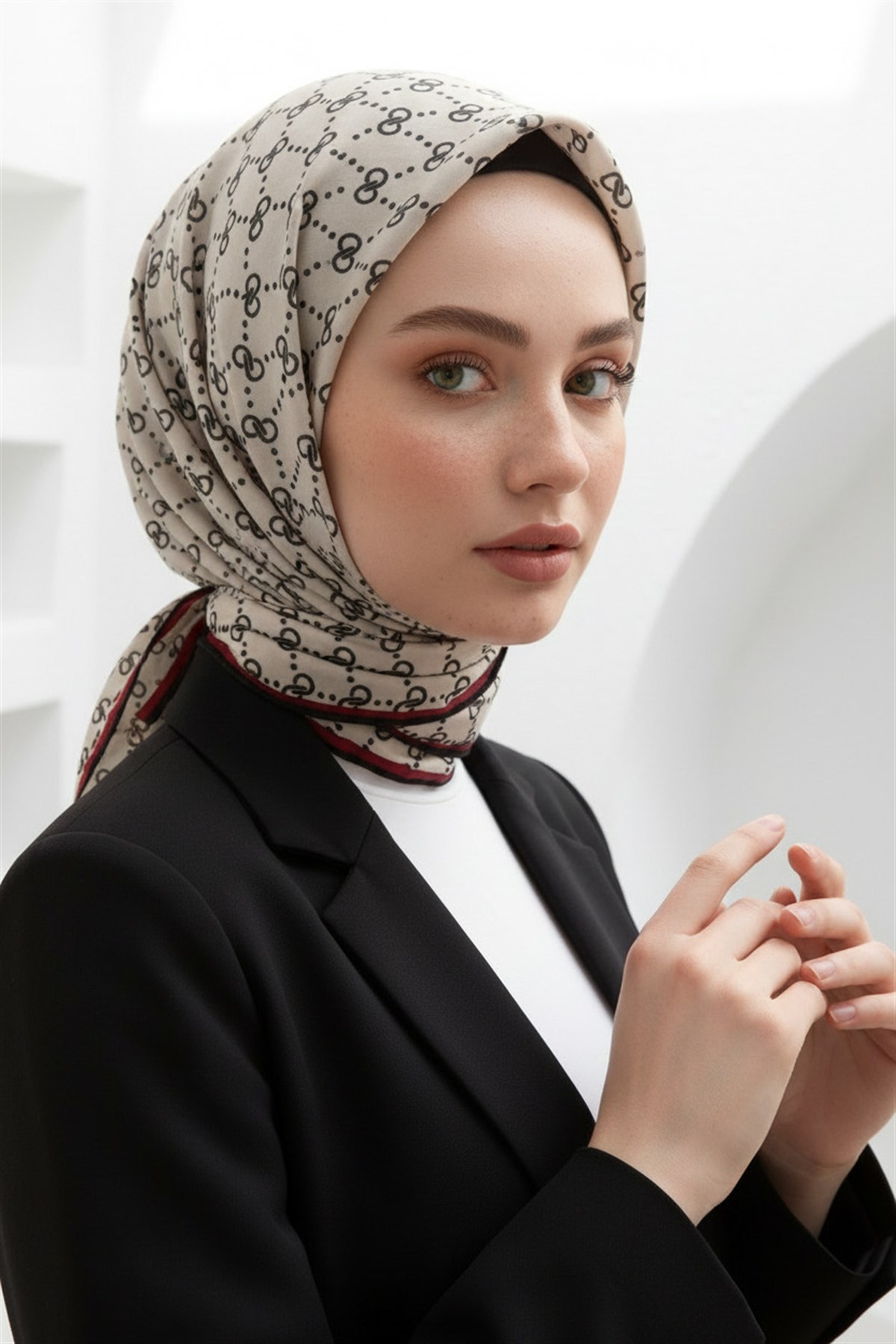 %100 Twill İpek Geometrik Desenli Siyah - Krem Renkli 90x90 Eşarp Dikim Şekli : El Dikişi
