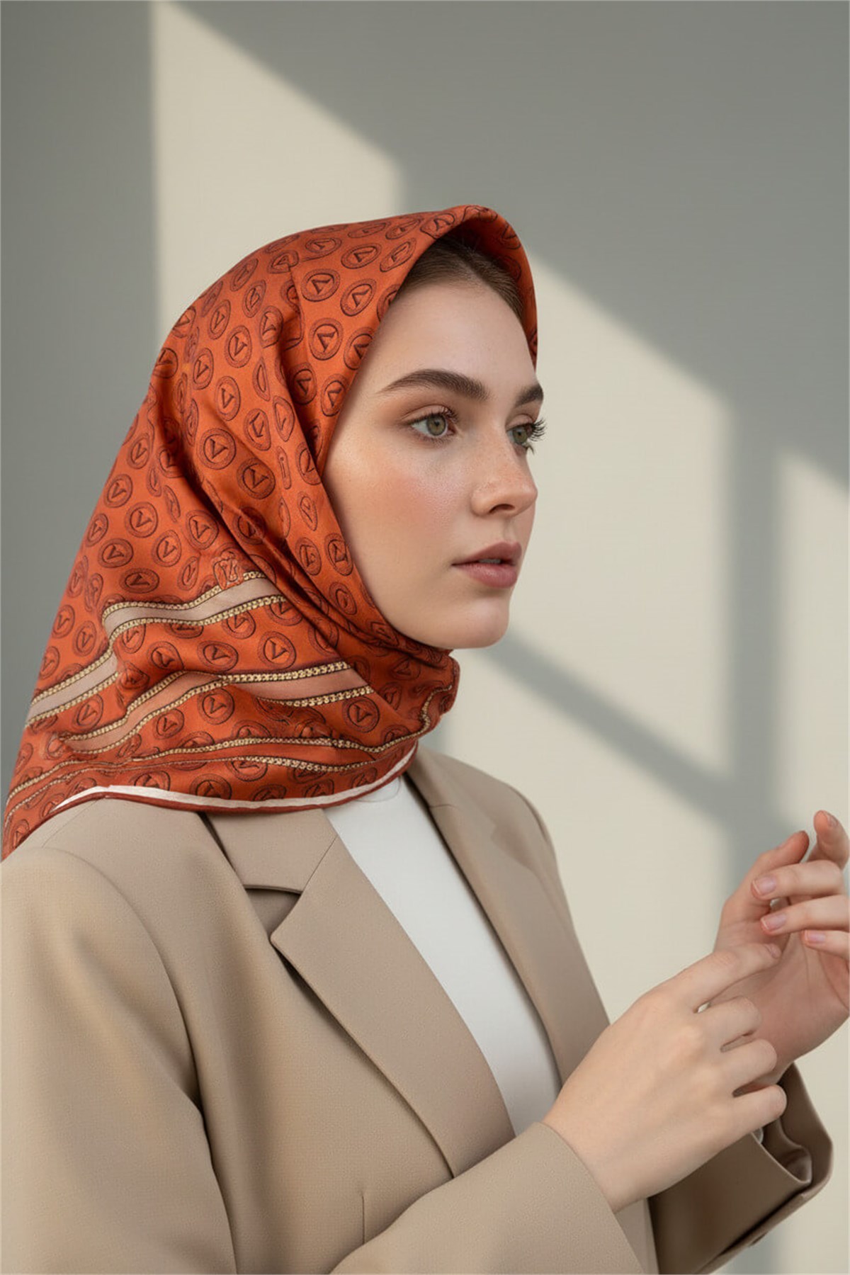 %100 Twill İpek Monogram Desenli Taba - Bej Renkli 90x90 Eşarp Dikim Şekli : El Dikişi