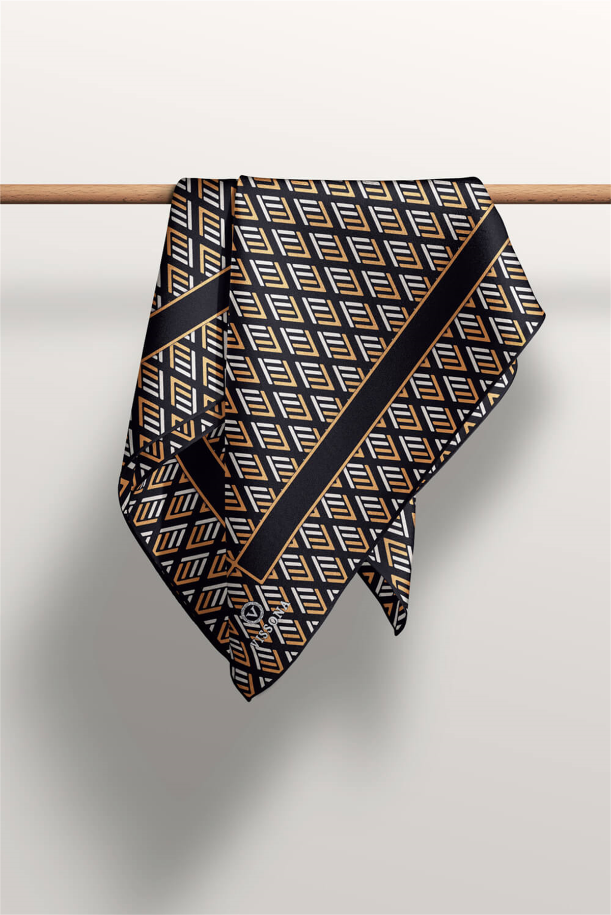 % 57 İPEK % 43 VİSKON Twill İpek Geometrik Desenli Siyah - Gold Renkli 90x90 Eşarp Dikim Şekli : El Dikişi