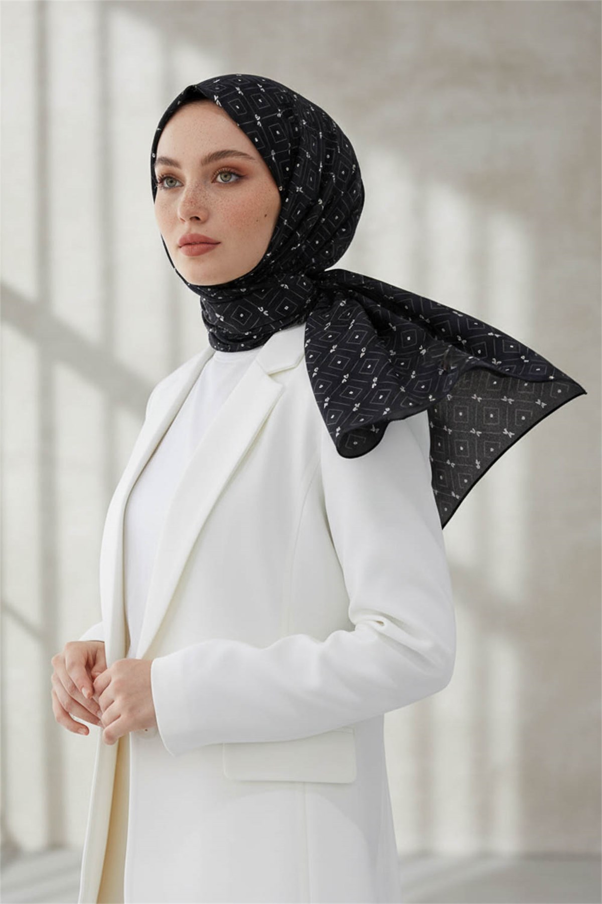 KREP GEOMETRİK DESENLİ SİYAH RENKLİ 75X195 KIRIŞMAZ ŞAL