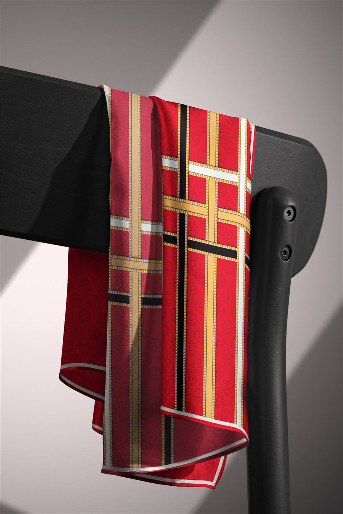 %100 Twill İpek Gold Şeritli Monogram Desenli Kırmızı - Gold Renkli 90x90 Eşarp Dikim Şekli : El Dikişi