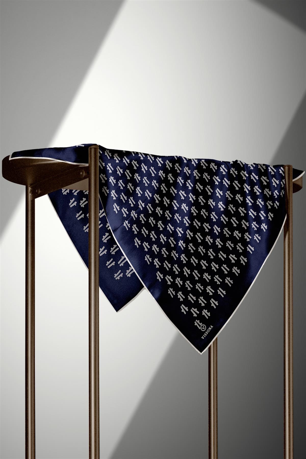 % 57 İPEK % 43 VİSKON Twill İpek Geometrik Desenli Lacivert - Krem Renkli 90x90 Eşarp Dikim Şekli : El Dikişi