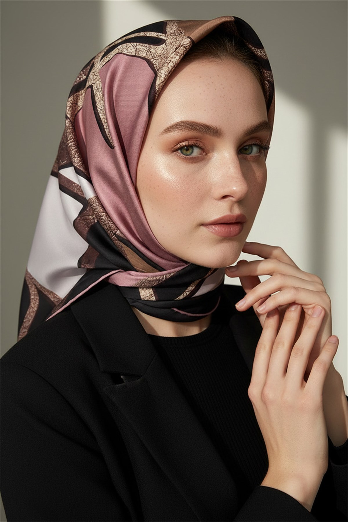 % 57 İPEK % 43 VİSKON Twill İpek Gold Efektli Geometrik Desenli Pudra - Gri Renkli 90x90 Eşarp Dikim Şekli : El Dikişi