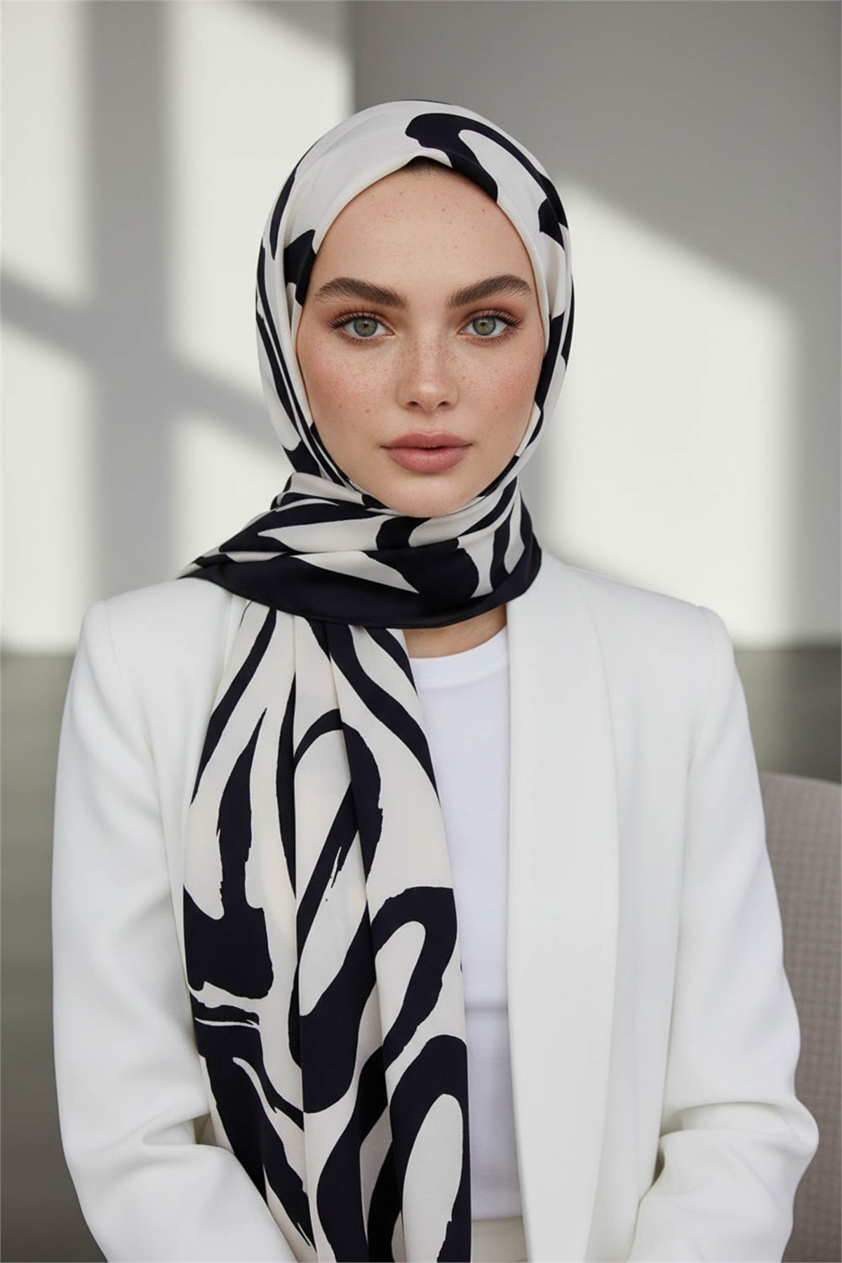 KREP FIRÇA DARBESİ DESENLİ KREM - SİYAH RENKLİ 75X195 KIRIŞMAZ ŞAL