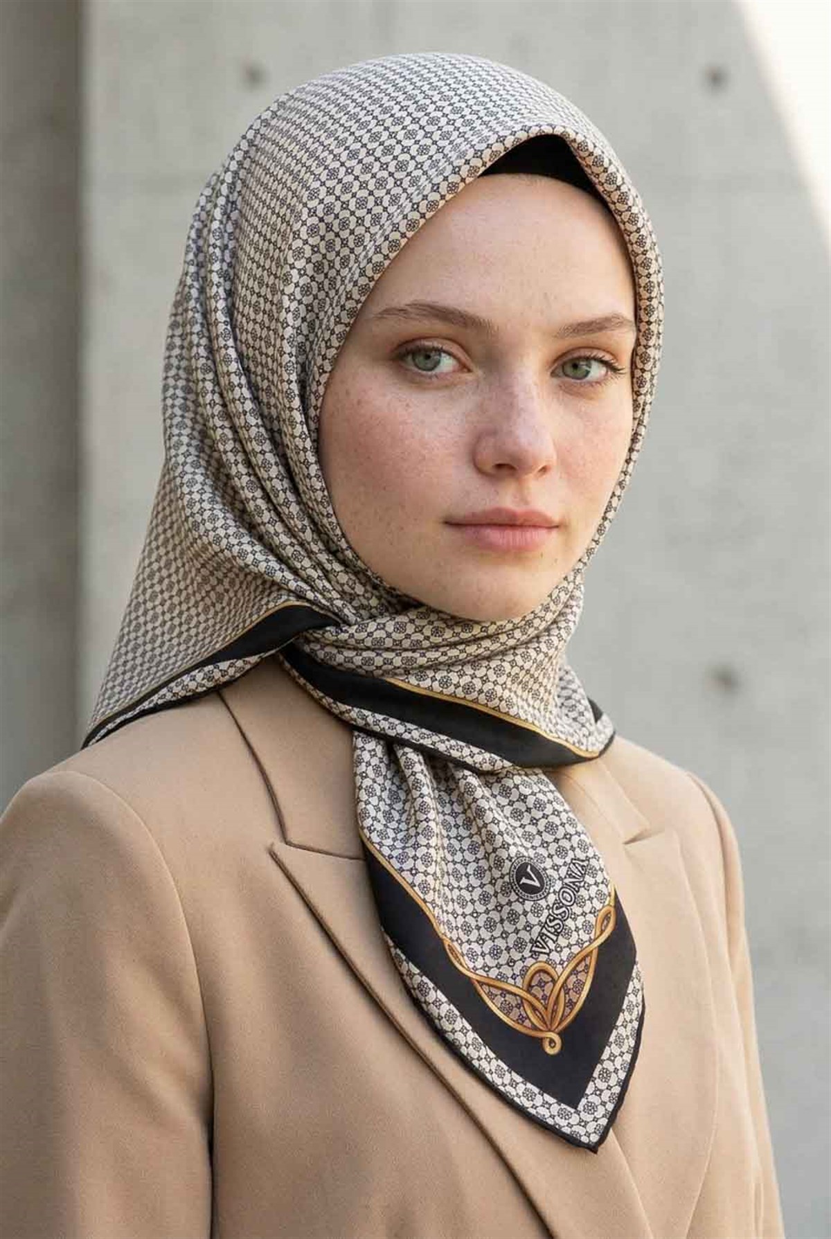 %100 Twill İpek Minik Motif Desenli Krem - Siyah Renkli 90x90 Eşarp Dikim Şekli : El Dikişi