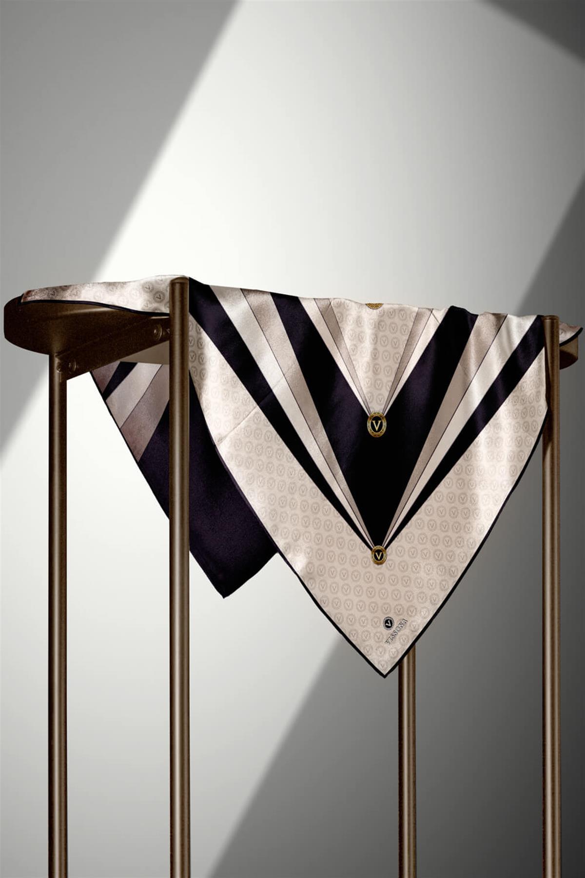 %100 Twill İpek Monogram Ve Geometrik Desenli Krem - Taş Renkli 90x90 Eşarp Dikim Şekli : El Dikişi