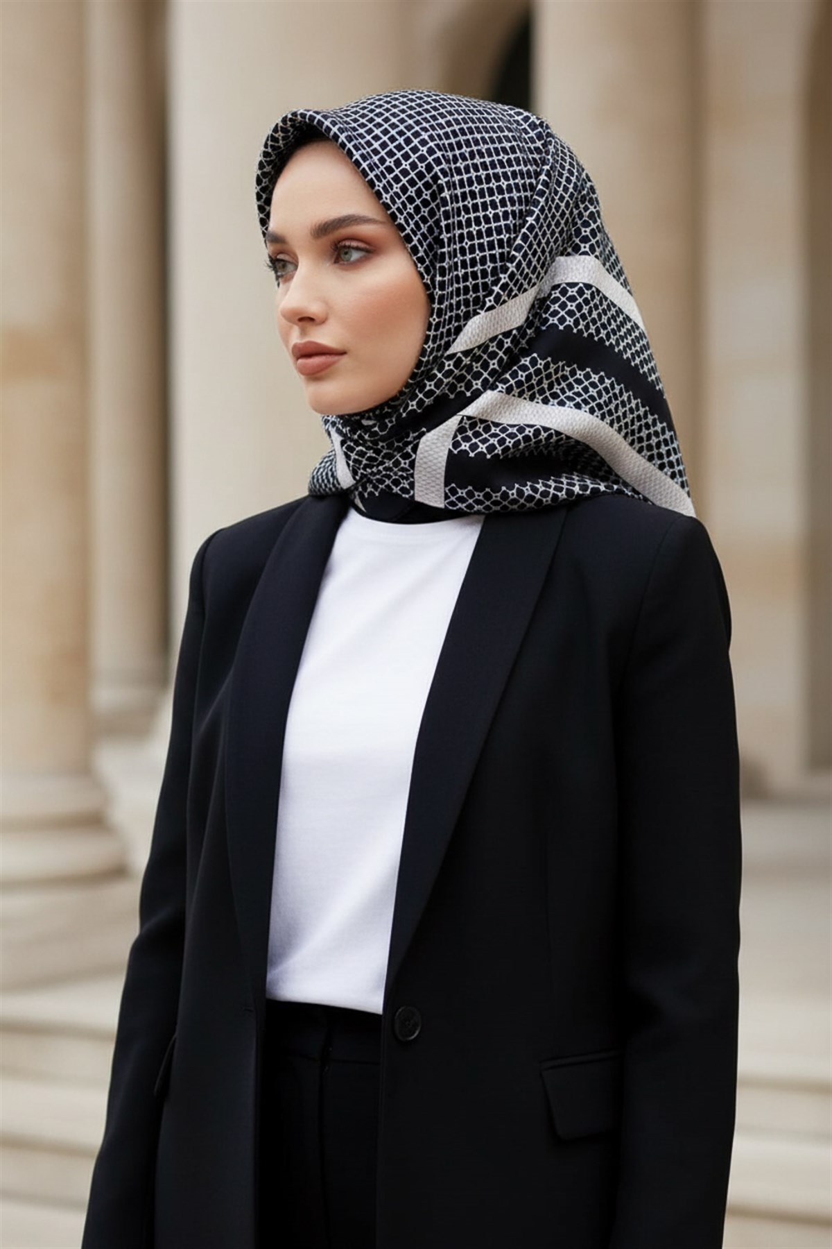 %100 Twill İpek Bantlı Monogram Desenli Siyah - Krem Renkli 90x90 Eşarp Dikim Şekli : El Dikişi