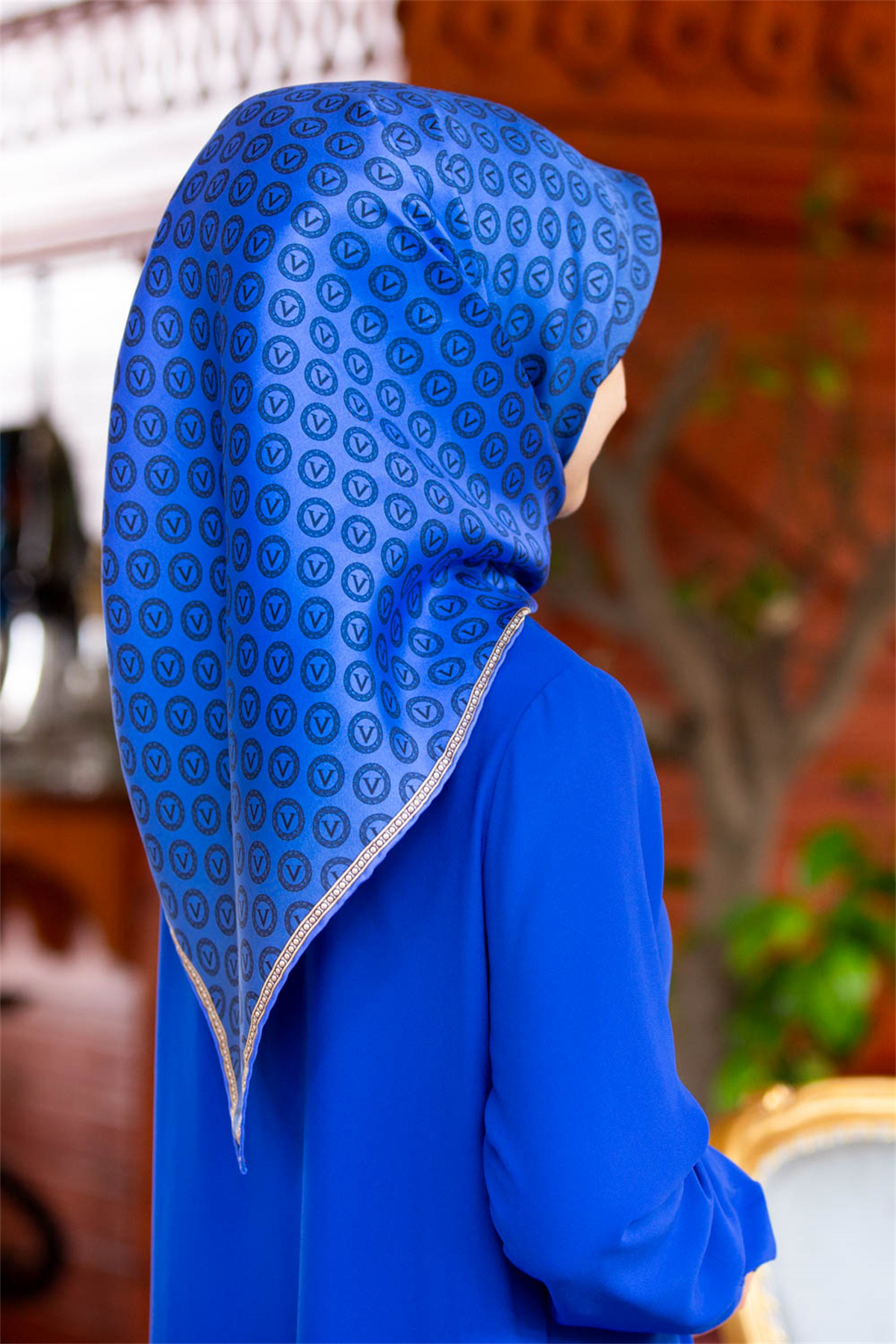 %100 Twill İpek Monogram Desenli Saks Renkli 90x90 Eşarp Dikim Şekli : El Dikişi