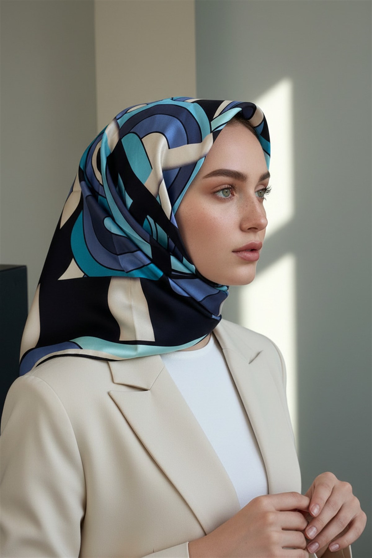 100% Twill İpek Geometrik Desenli Bebe Mavisi - İndigo Renkli 90x90 Dikim Şekli : El Dikişi Eşarp