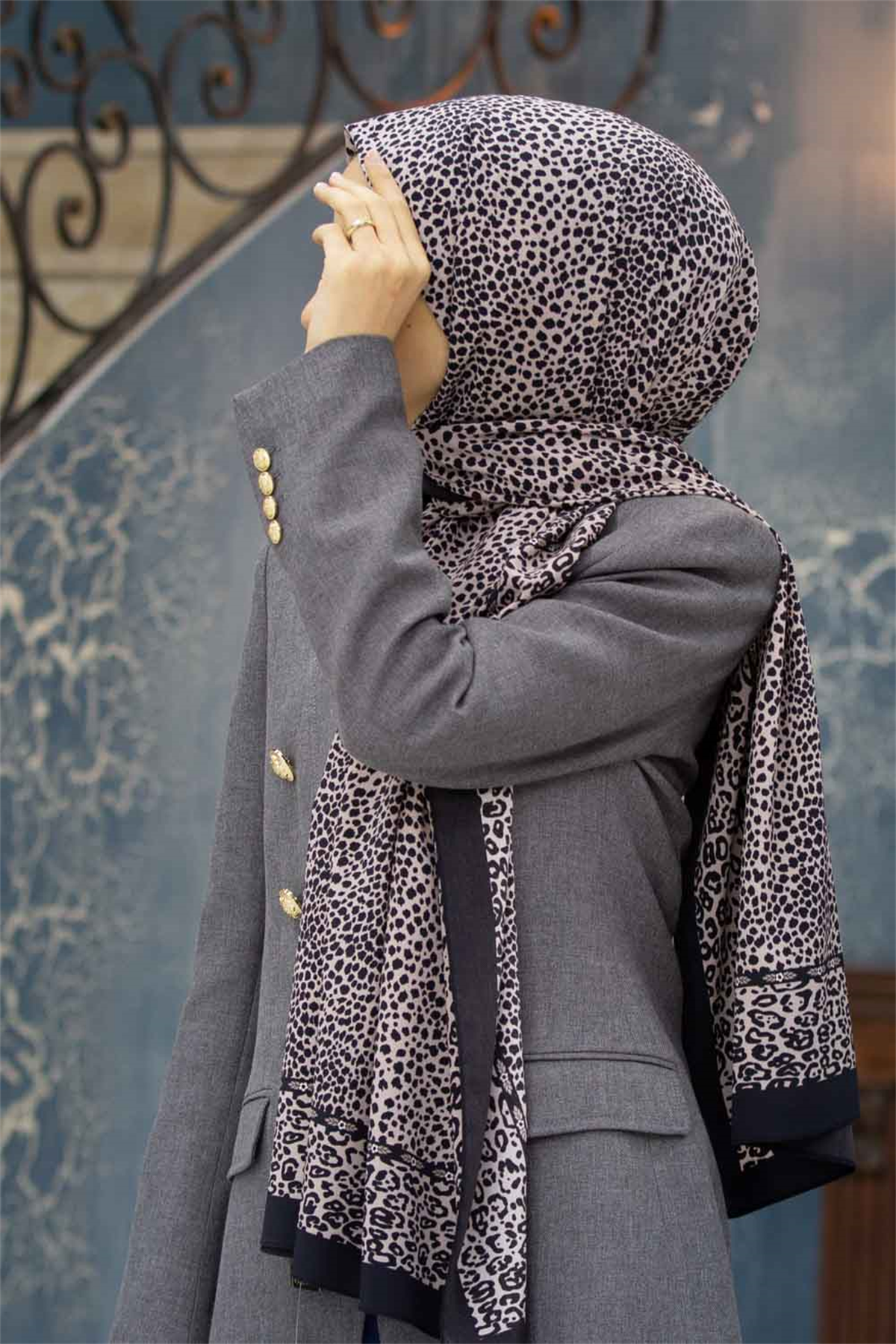LÜKS MEDİNE İPEĞİ LEOPAR DESENLİ VİZON RENKLİ 75X195 KIRIŞMAZ ŞAL MOSS KREP DİKİŞ TİPİ İTALYAN DİKİŞLİ