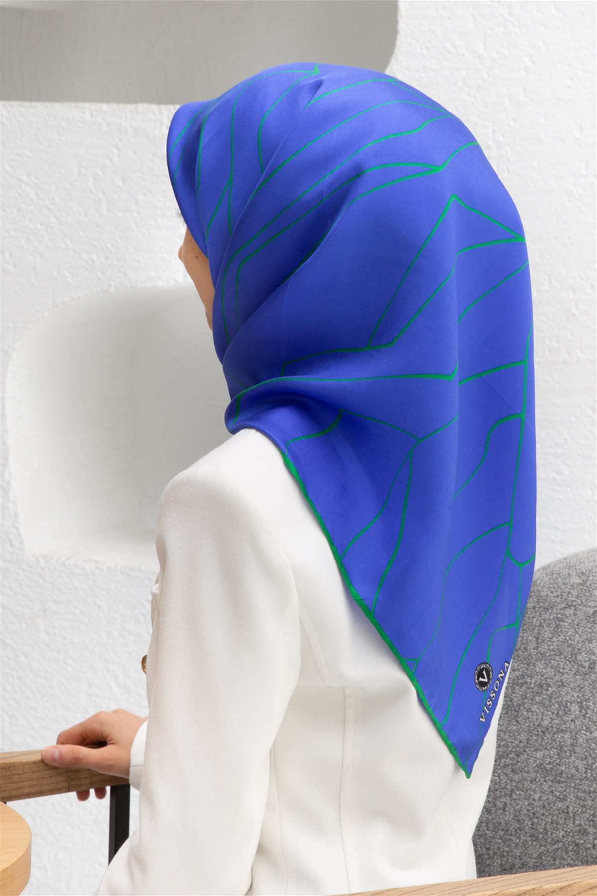 %100 Twill İpek Çizgi Desenli Saks - Zümrüt Yeşili Renkli 90x90 Eşarp Dikim Şekli : El Dikişi
