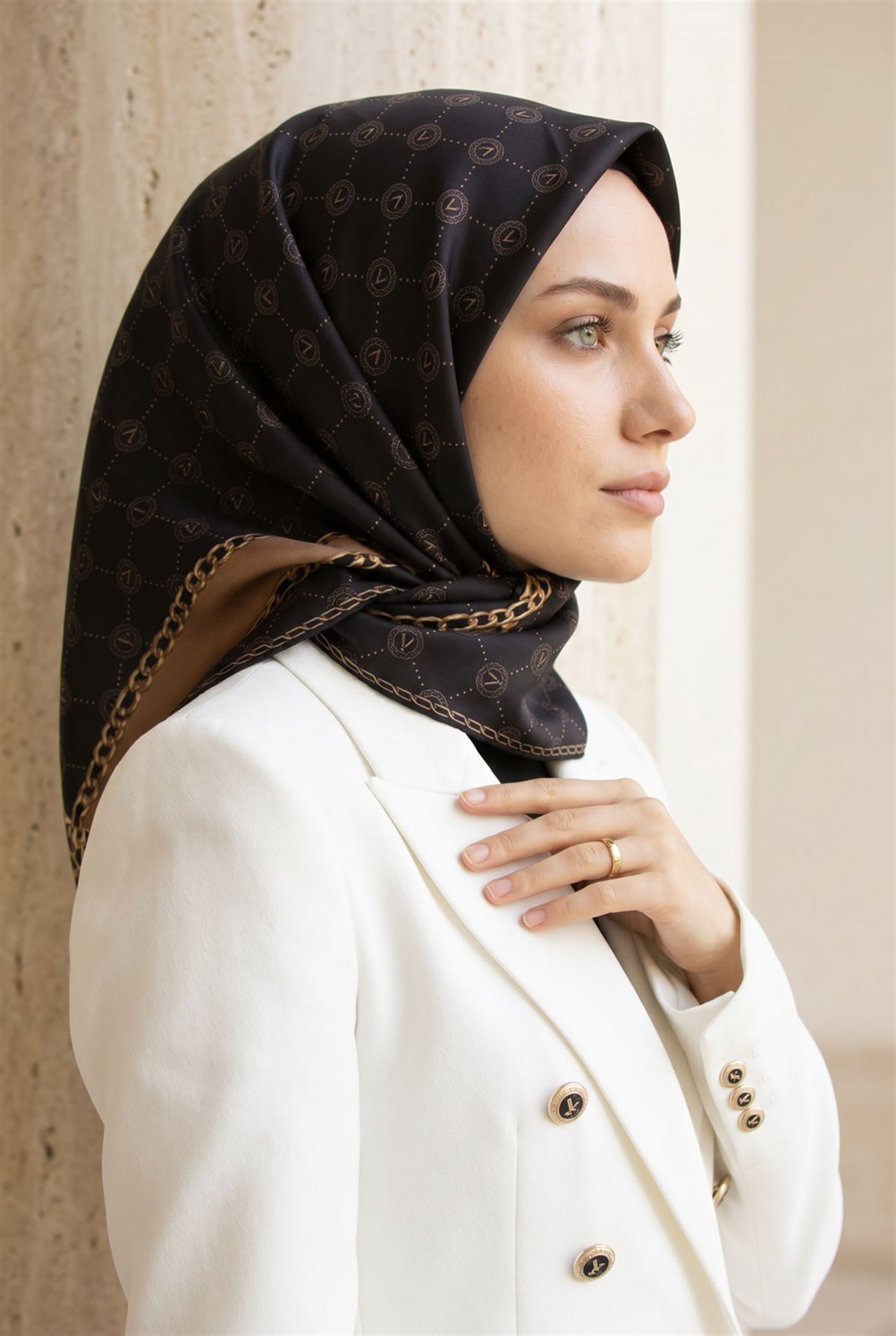 %100 Twill İpek Zincirli Ve Monogram Desenli Siyah - Gold Renkli 90x90 Eşarp Dikim Şekli : El Dikişi