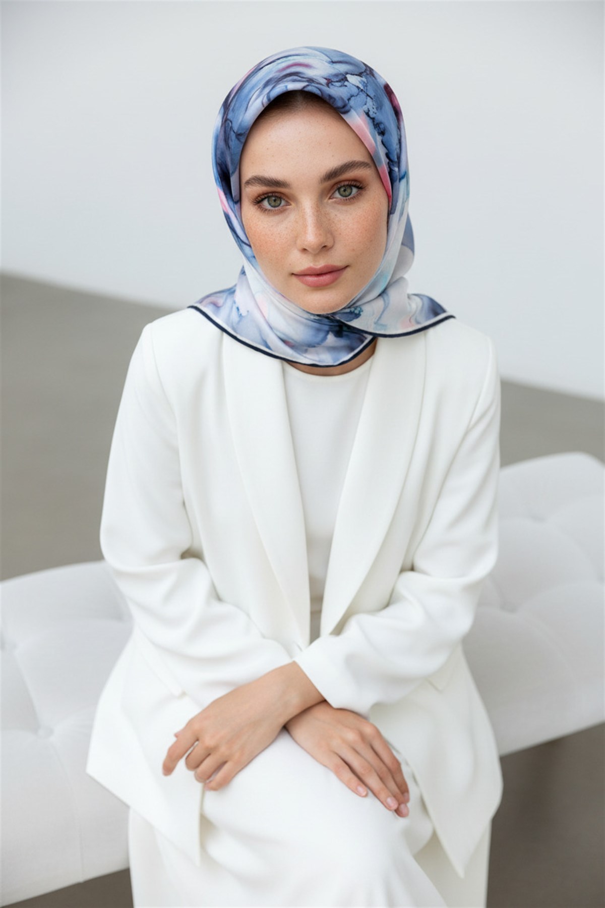 %100 Twill İpek Batik Çiçek Desenli Bebe Mavisi - Pudra Renkli 90x90 Eşarp Kenar Dikiş Şekli El Dikişli