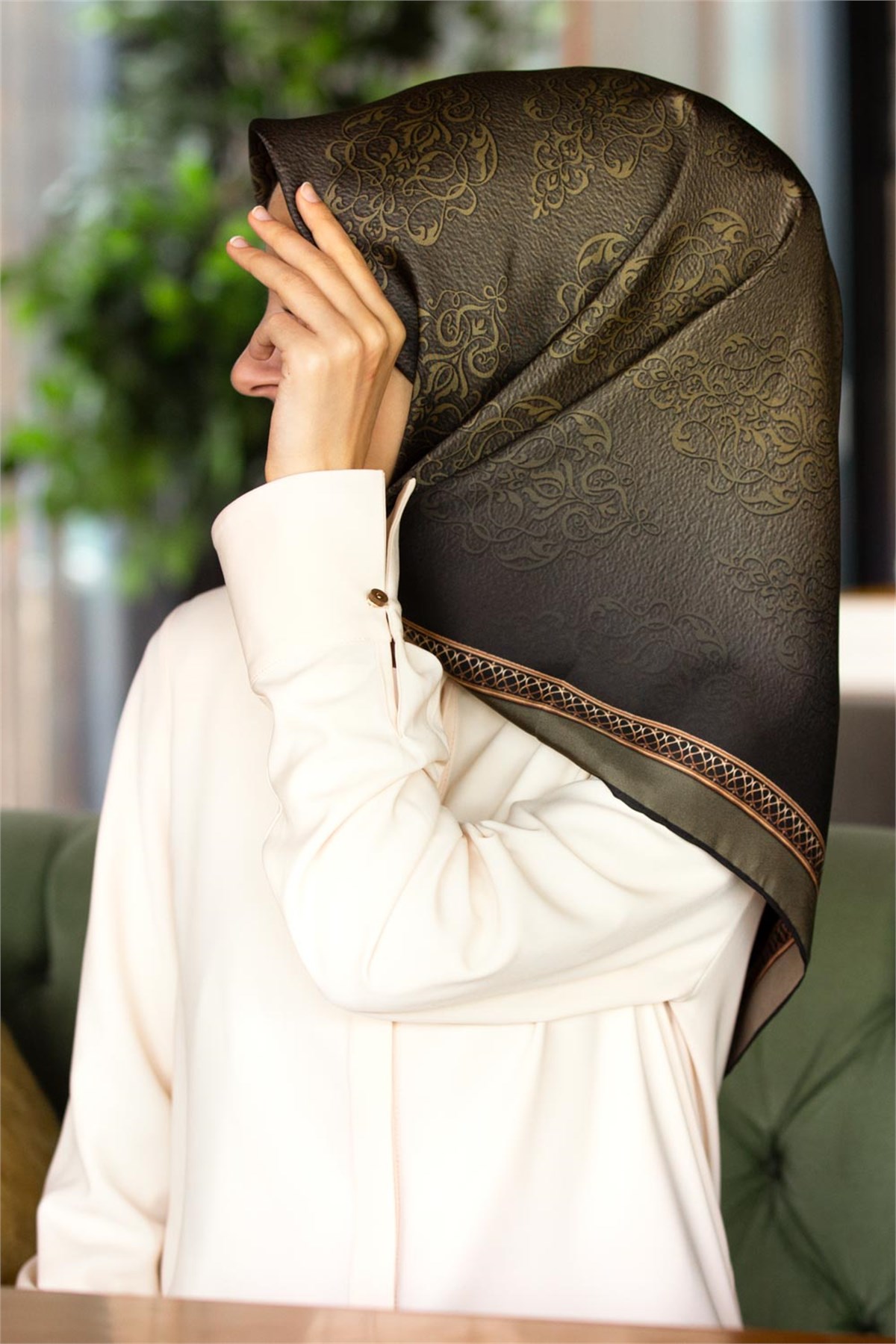 % 57 İPEK % 43 VİSKON Twill Barok Desenli Haki Yeşili Renkli 90x90 Eşarp Dikim Şekli: El Dikişi