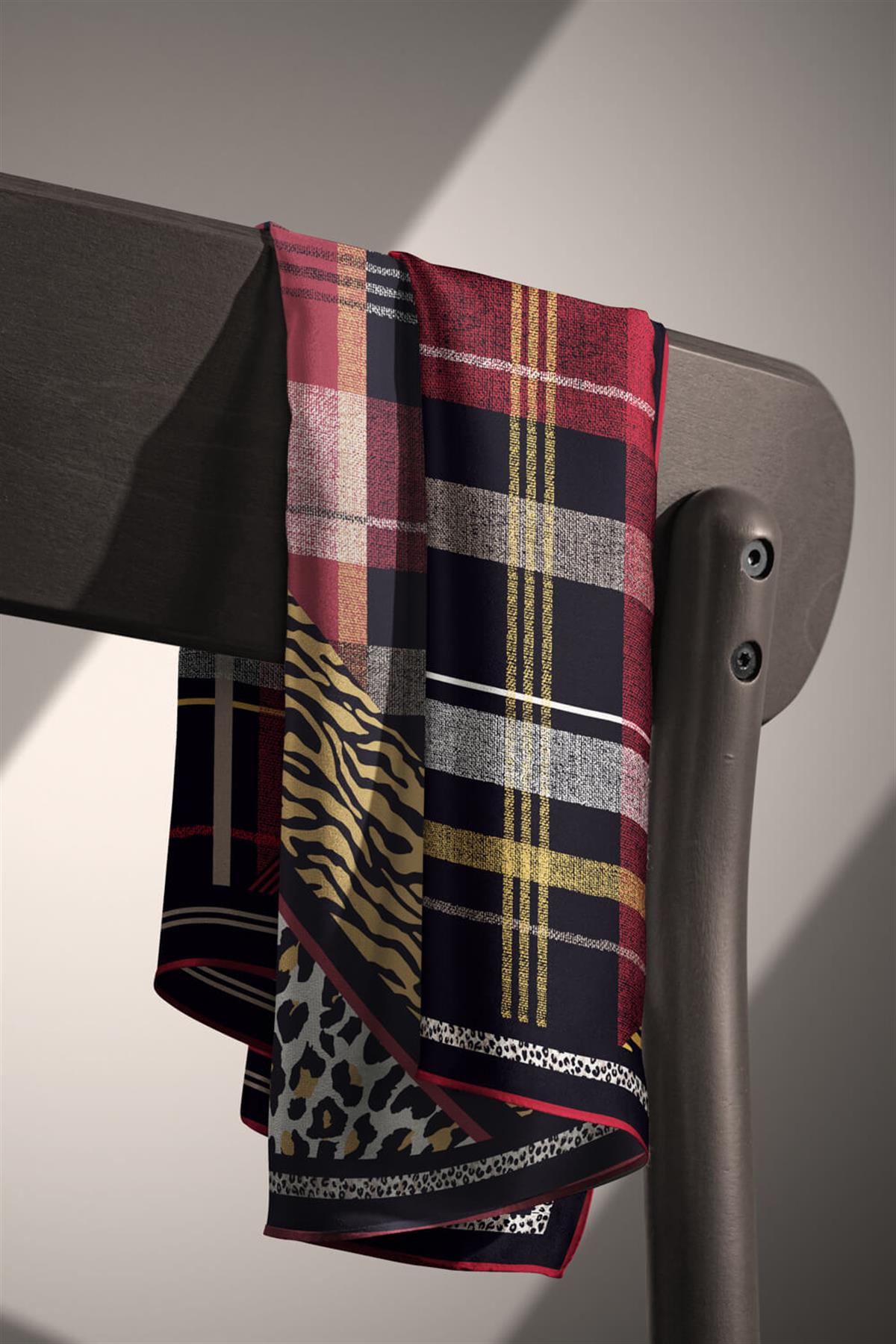 %100 Twill İpek Ekoseli Ve Leopar Desenli Siyah - Bordo Renkli 90x90 Eşarp Dikim Şekli : El Dikişi