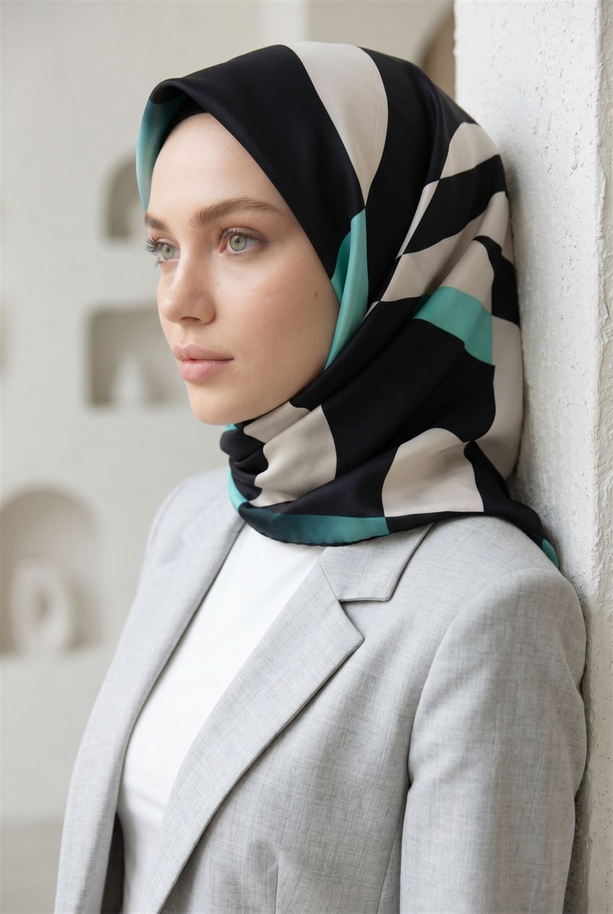 %100 Twill İpek Geometrik Desenli Mint Yeşili Renkli 90x90 Eşarp Dikim Şekli : El Dikişi