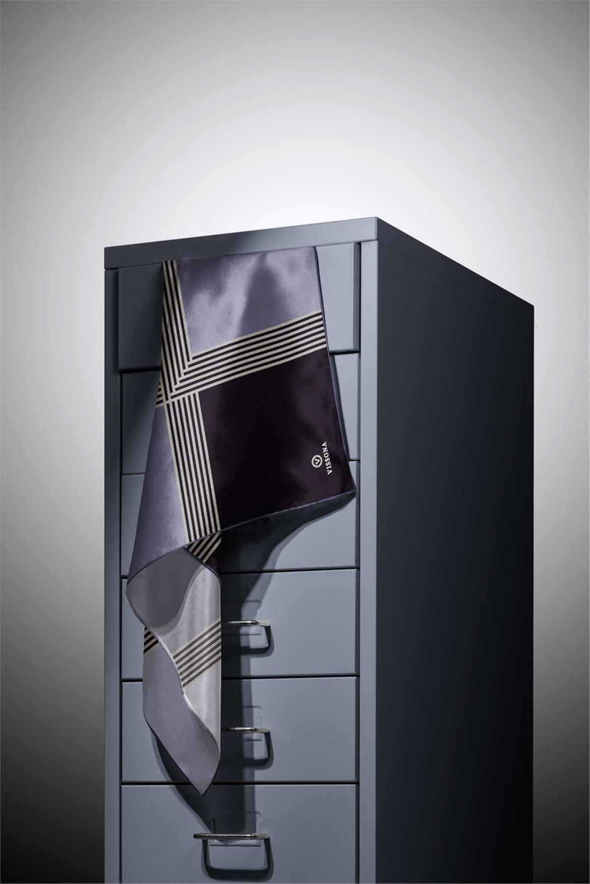 %100 Twill İpek Geometrik Desenli Gri Renkli 90x90 Eşarp Dikim Şekli : El Dikişi