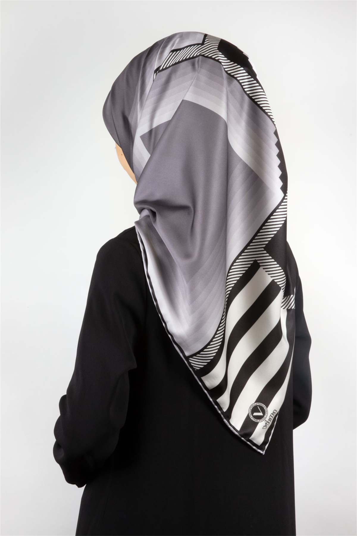 Twill Geometrik Desenli Gri Renkli 90x90 Eşarp (İpek İçermez) Kenar Dikiş Şekli El Dikişli