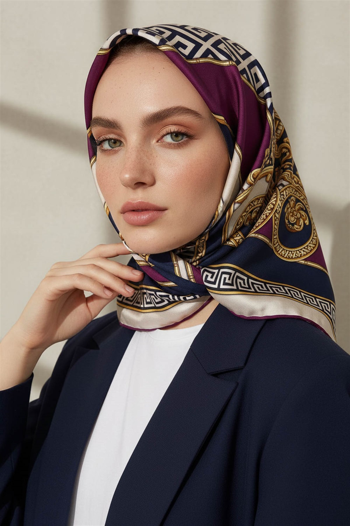 %100 Twill İpek Barok Desenli Mürdüm - Lacivert Renkli 90x90 Eşarp Dikim Şekli : El Dikişi