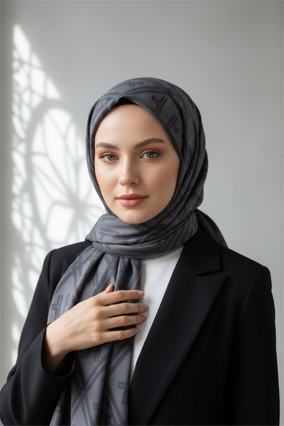 KREP MONOGRAM DESENLİ FÜME RENKLİ 75X195 KIRIŞMAZ ŞAL