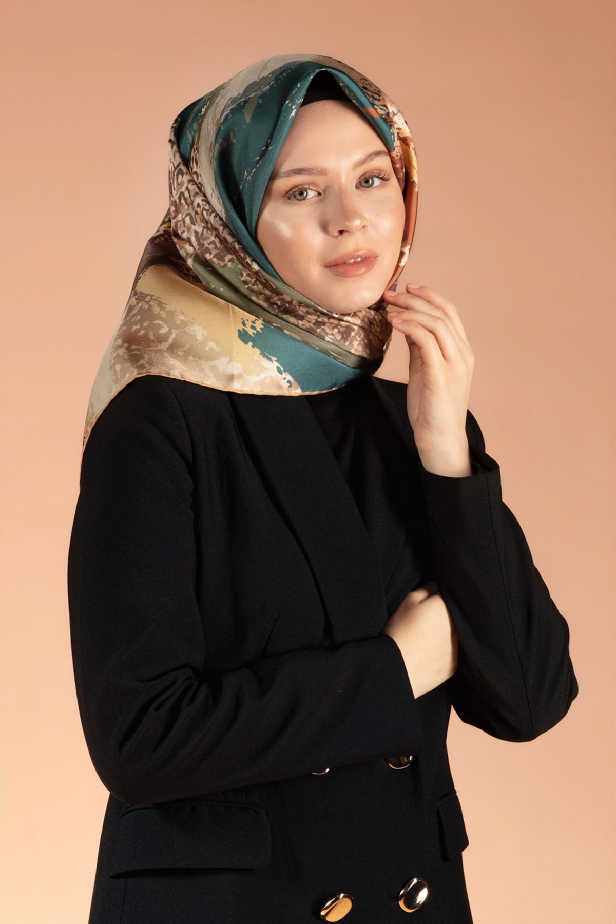%100 Twill İpek Leopar ve Fırça Desenli Bej - Petrol Yeşili Renkli 90x90 Eşarp Dikim Şekli : El Dikişi