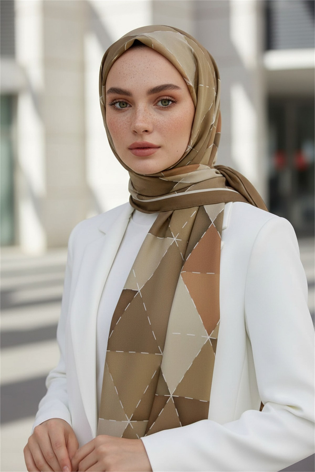 KREP ÜÇGEN YAMA DESENLİ VİZON RENKLİ 75X195 KIRIŞMAZ ŞAL